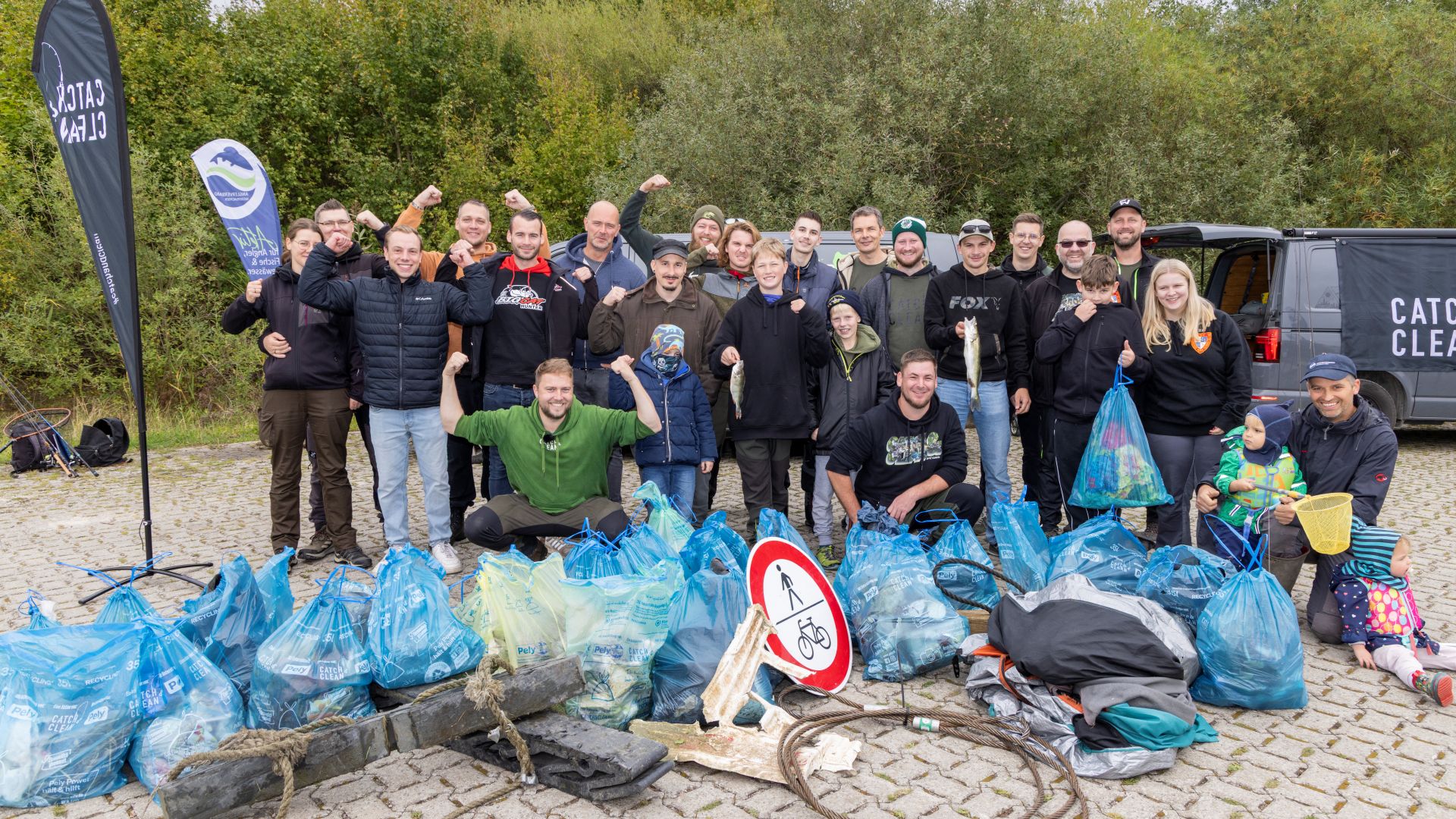 25 Anglerinnen und Angler befreien im Rahmen des internationalen Aktionstages bei Wolfsburg ein Gewässer vom Müll. Foto: Florian Möllers, AVN