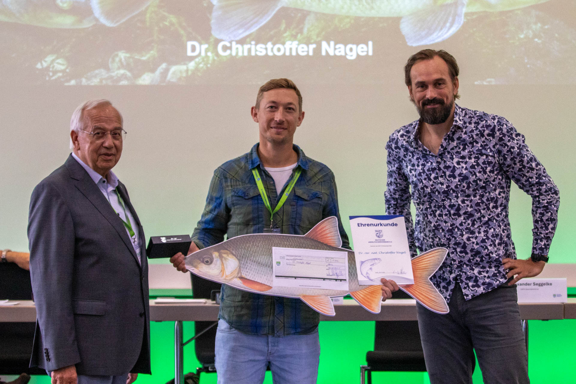 DAFV Präsident K.-D. Mau (l.) überreicht zusammen zusammen mit Geschäftsführer A. Seggelke (r.) den DAFV-Förderpreis an Dr. Chr. Nagel.