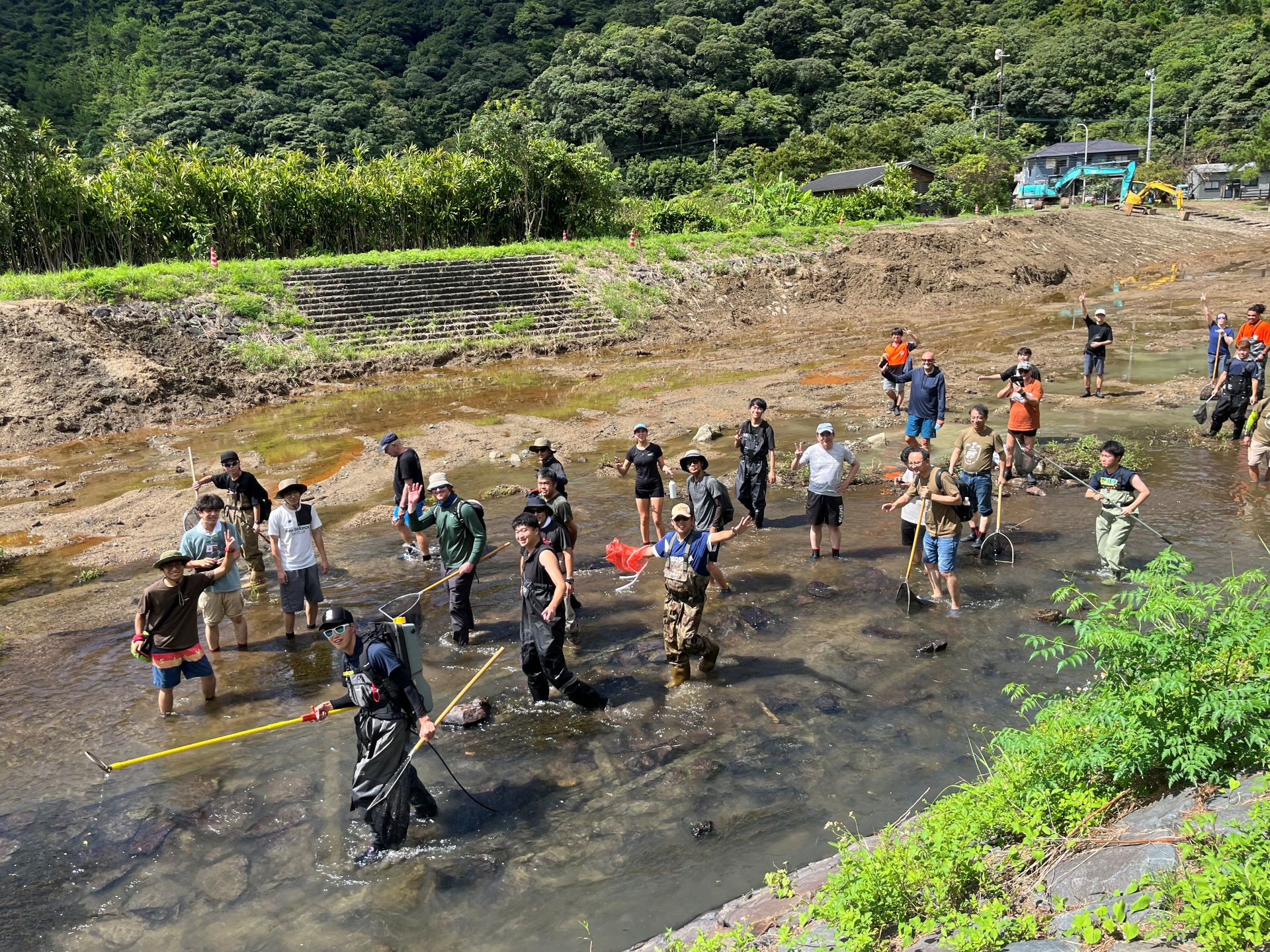 Teilnehmer des Symposiums beim Elektrofischen © Hikaru Itakura (2025), Amami Island, Japan