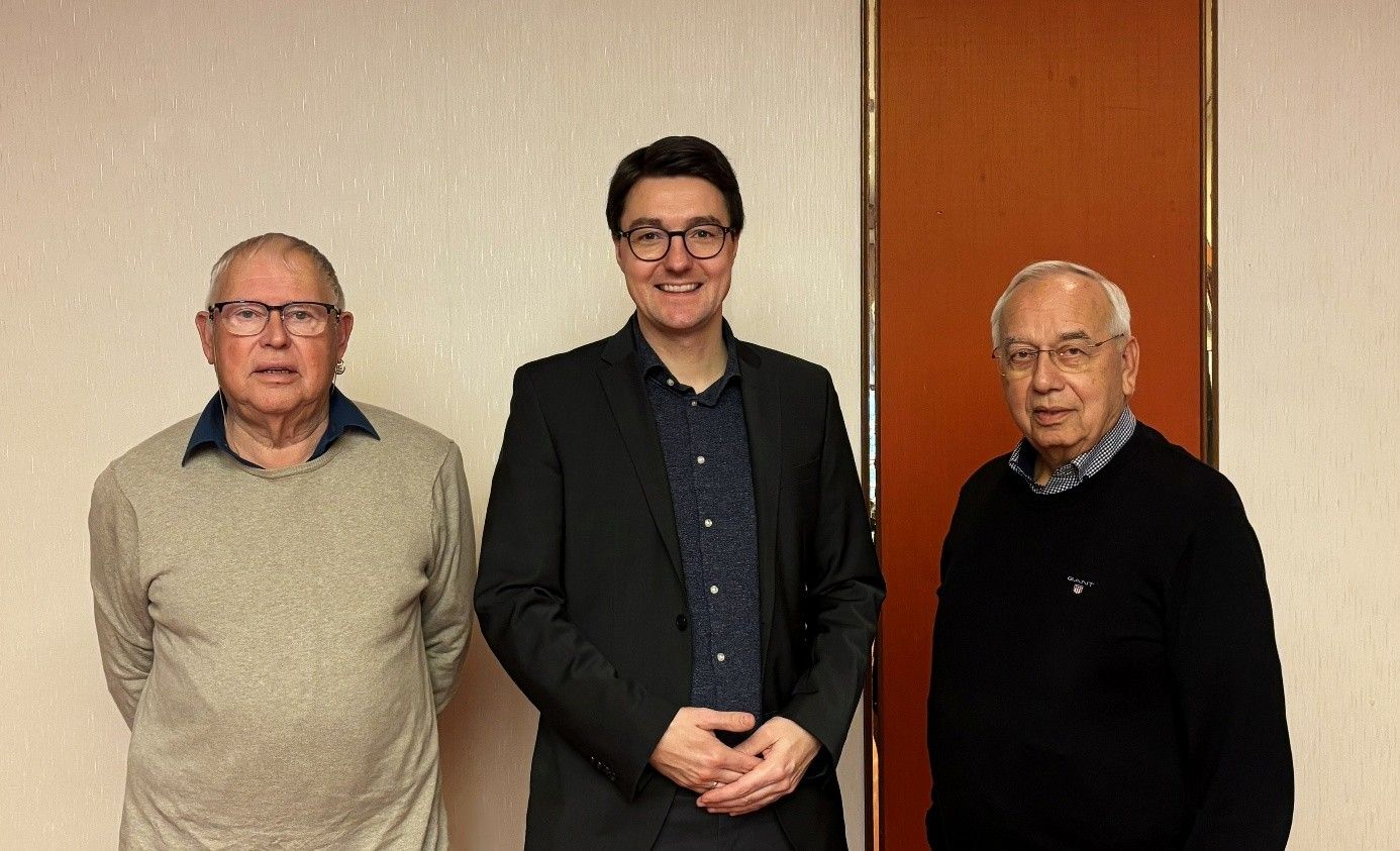 Der scheidende Präsident Dirk Sander (li.) und der Vizepräsident des Verbandes Klaus-Dieter Mau (re.) zusammen mit dem neuen Präsidenten des Deutschen Fischerei-Verbandes, Christoph Frauenpreiß.