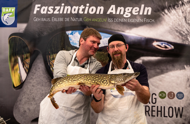 Jörg Strehlow und Malte Frerichs vom DAFV bereiten auf der FMS 2018 frisch gefangene Fische zu.