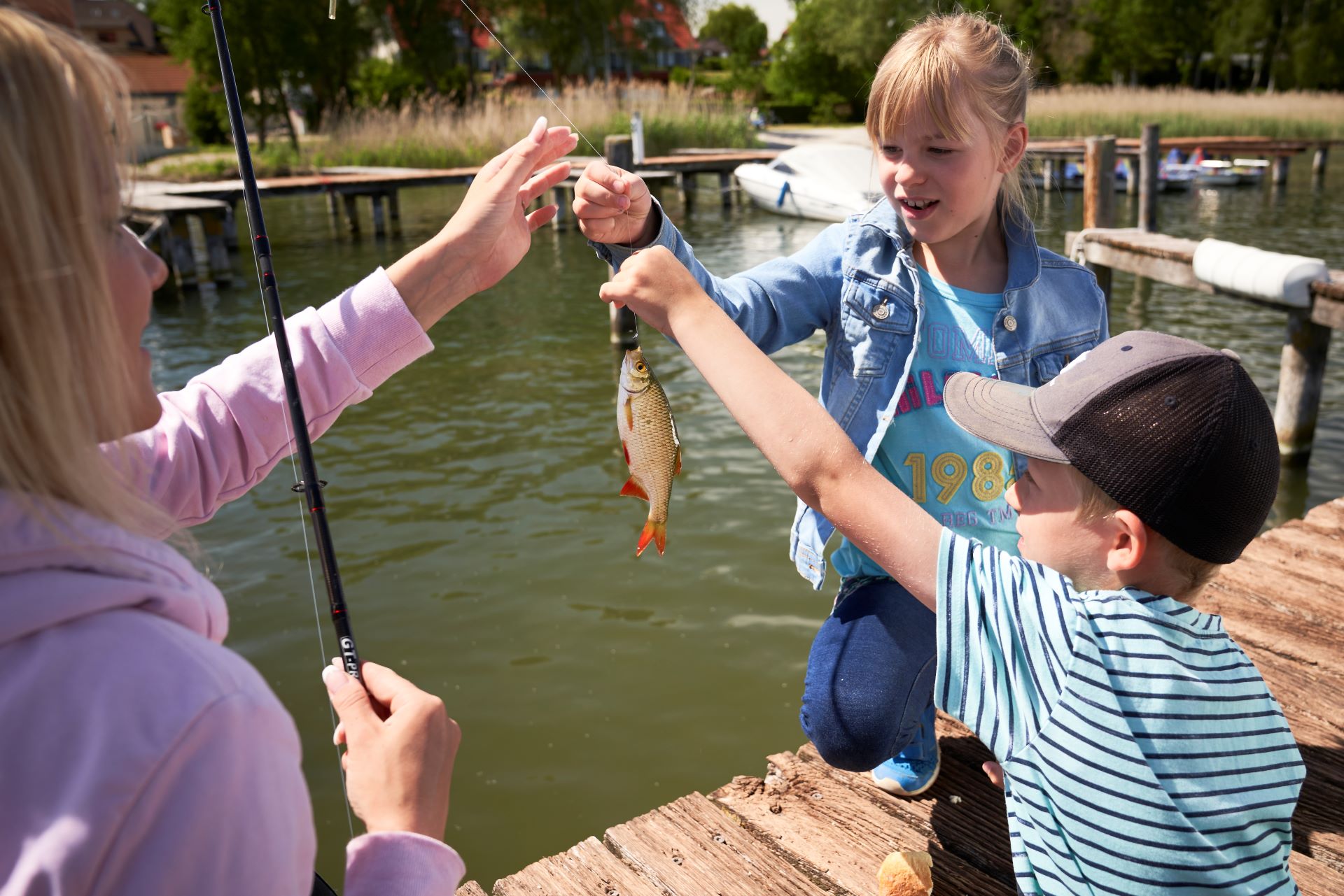 Ohne ehrenamtliches Engagement wären Vorstandsarbeit, Gewässerpflege, die Organisation von Arbeitseinsätzen oder – wie auf dem Bild zu sehen – die Jugendarbeit nicht denkbar. Foto: Johannes Arlt