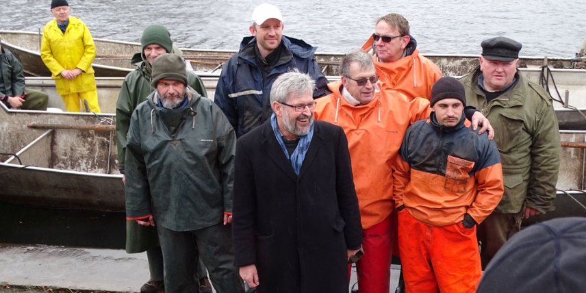 Axel Vogel, Minister für Landwirtschaft, Umwelt und Klimaschutz des Landes Brandenburg zusammen mit Fischern beim Aalbesatz