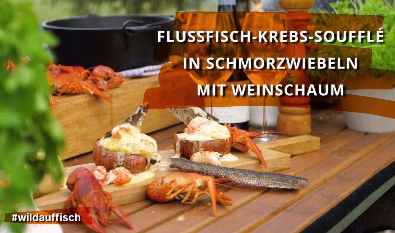 Flussfisch-Krebs-Soufflé in Schmorzwiebeln mit Weinschaum