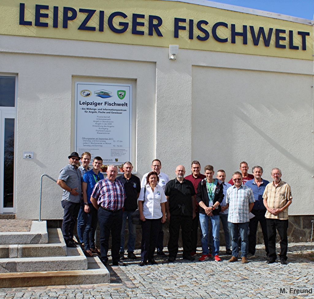 Die Teilnehmer des 24. Bundesjugendtages vor der Leipziger Fischwelt